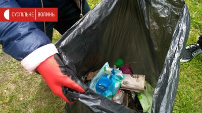 Родина з Волині під час карантину прибирає ліс Родина з Волині під час карантину прибирає ліс