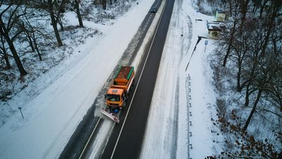 Понад 40 спецмашин та до сотні робітників очищали черкаські дороги Понад 40 спецмашин та до сотні робітників очищали черкаські дороги