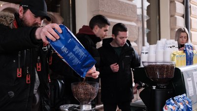 У Чернівцях презентували новий рецепт кави "Ukrainer" та пригощали паляницями від Клопотенка У Чернівцях презентували новий рецепт кави "Ukrainer" та пригощали паляницями від Клопотенка