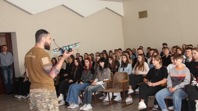 Військові навчали дітей управляти дронами Військові навчали дітей управляти дронами