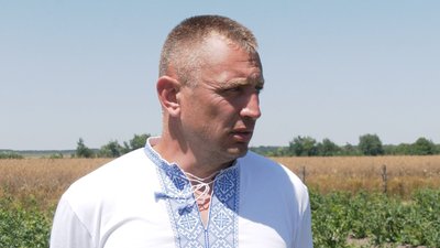 Староста Малої Кам'янки Микола Грищук розповідає про перший урожай лохини Староста Малої Кам'янки Микола Грищук розповідає про перший урожай лохини