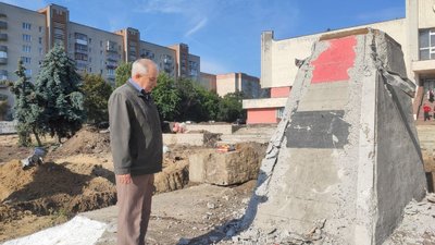 У Луцьку біля РАЦСу зносять постамент Бандері. Куди його перенесуть У Луцьку біля РАЦСу зносять постамент Бандері. Куди його перенесуть