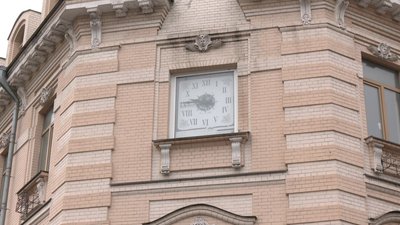 годинник на головпошті кроп