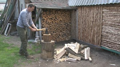 Житель Шепетівського району Володимир вже розпочав заготівлю дров. Житель Шепетівського району Володимир вже розпочав заготівлю дров.