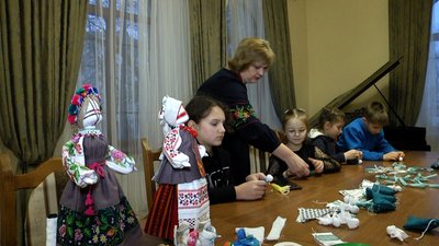 У Житомирі дітей навчають робити ляльки-мотанки, наповнені сухотрав’ям У Житомирі дітей навчають робити ляльки-мотанки, наповнені сухотрав’ям