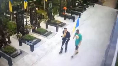 У Полтаві знайшли людину, яка викрала державний прапор із могили бійця Антона Цедіка