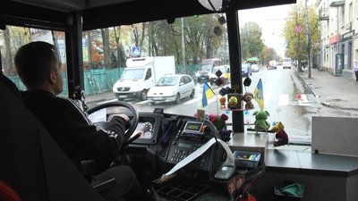 Водій Ігор кермує маршруткою на 58 маршруті Водій Ігор кермує маршруткою на 58 маршруті