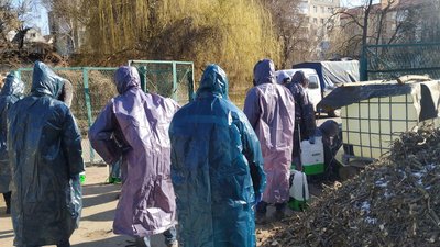 Луцькі комунальнин дезинфікують під'їзди