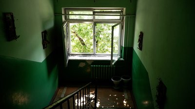 Вибиті вікна у будівлі Вибиті вікна у будівлі
