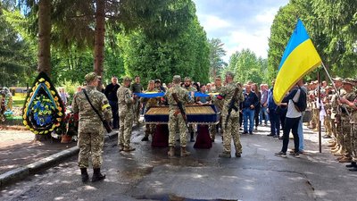 У Сумах прощалися з воїном Денисом Кобилкіним У Сумах прощалися з воїном Денисом Кобилкіним