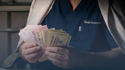 Людина у лікарській формі рахує гроші