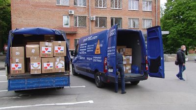 Для медичних закладів Полтавщини благодійники привезли засоби захисту