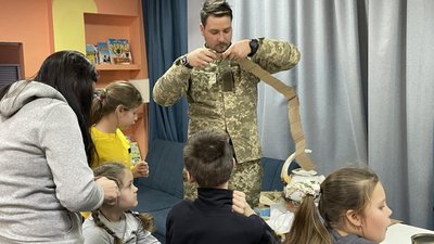 Окопні свічки та ляльки для ЗСУ. У Миколаєві організували дитячий майстер-клас Окопні свічки та ляльки для ЗСУ. У Миколаєві організували дитячий майстер-клас