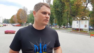 Заступник Хмельницького міського голови Микола Ваврищук розповідає, що міська влада розробила дизайн-код вивісок на будівлях, якого просять дотримуватися підприємців. Заступник Хмельницького міського голови Микола Ваврищук розповідає, що міська влада розробила дизайн-код вивісок на будівлях, якого просять дотримуватися підприємців.