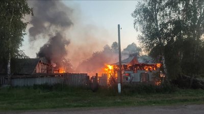 Загорілася господарська будівля, один жилий та два нежилих будинки: росіяни обстріляли дві громади Чернігівщини Загорілася господарська будівля, один жилий та два нежилих будинки: росіяни обстріляли дві громади Чернігівщини