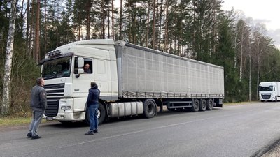 Десятки вантажівок стоять у черзі на під'їзді до пункту пропуску Бобровники в Польщі Десятки вантажівок стоять у черзі на під'їзді до пункту пропуску Бобровники в Польщі