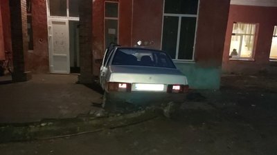 На Сумщині водій врізався в будинок культури На Сумщині водій врізався в будинок культури