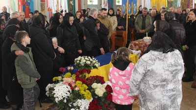 На Закарпатті попрощалися із полеглим на війні Василем Варцабою На Закарпатті попрощалися із полеглим на війні Василем Варцабою