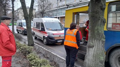 У Житомирі в тролейбусі помер чоловік У Житомирі в тролейбусі помер чоловік