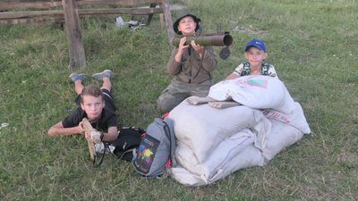 На Сумщині діти облаштувати блокпост і перевіряють машини На Сумщині діти облаштувати блокпост і перевіряють машини