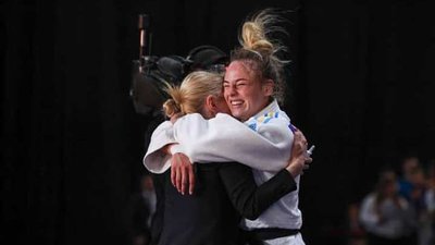 Дар'я Білодід святкує з матір'ю перемогу на чемпіонаті Європи з дзюдо Дар'я Білодід святкує з матір'ю перемогу на чемпіонаті Європи з дзюдо