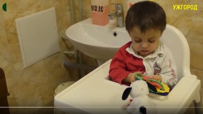 Хлопчика, якого покинула мати на ринку в Ужгороді, можуть віддати родичам