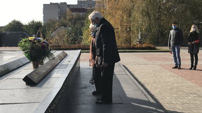 У Сумах покладанням квітів відзначили День вигнання нацистських окупантів з України У Сумах покладанням квітів відзначили День вигнання нацистських окупантів з України