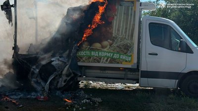 атака, горять вантажівки, обстріл Дніпропетровщина 5 вересня