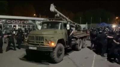 Спецтехніка в'їхала на ділянку автомайданчика "Барабашово" в Харкові. Супроводжувала поліція