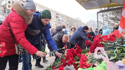 9 днів трагедії. Біля зруйнованого ракетним ударом будинку в Дніпрі вшановують пам'ять загиблих 9 днів трагедії. Біля зруйнованого ракетним ударом будинку в Дніпрі вшановують пам'ять загиблих