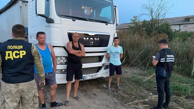 Львівське сміття на Вінниччині: правоохоронці затримали 5 вантажівок Львівське сміття на Вінниччині: правоохоронці затримали 5 вантажівок