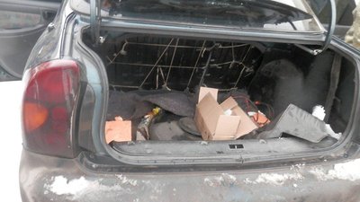 У КПВВ на Донеччині в легковику знайшли вибухівку. ФОТО У КПВВ на Донеччині в легковику знайшли вибухівку. ФОТО
