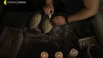 Польський пекар випікає хліб в Бучі Польський пекар випікає хліб в Бучі