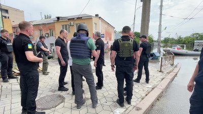 У Херсоні Генпрокурор та представники міжнародного кримінального суду фіксували наслідки підтоплення У Херсоні Генпрокурор та представники міжнародного кримінального суду фіксували наслідки підтоплення