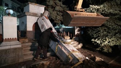 У Мукачеві демонтували радянський монумент — обеліск У Мукачеві демонтували радянський монумент — обеліск