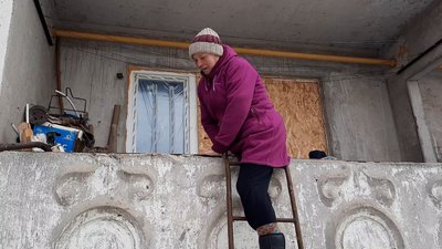 Я тут народилася. Жителька селища на Миколаївщині живе у напівзруйнованоому будинку