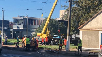 Водіїв просять не ігнорувати знаки: у Житомирі почали ремонтувати трамвайні колії через зношеність Водіїв просять не ігнорувати знаки: у Житомирі почали ремонтувати трамвайні колії через зношеність
