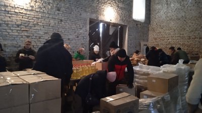 Продуктові набори жителям Харківщини формують волонтери в Тернополі