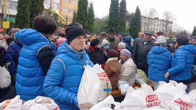У Тернополі освятили продуктові набори для малозабезпечених людей У Тернополі освятили продуктові набори для малозабезпечених людей