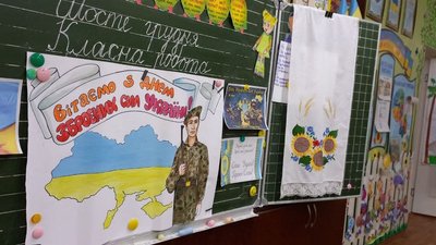 "Десант привітань". Школярі Херсона написали листівки українським військовим "Десант привітань". Школярі Херсона написали листівки українським військовим