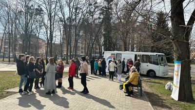 У Полтаві охочим робили обстеження легень у пересувному флюорографі: як це було