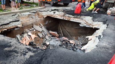 Вантажівку, яка в центрі Житомира провалилася під асфальт, витягнули з пролому Вантажівку, яка в центрі Житомира провалилася під асфальт, витягнули з пролому