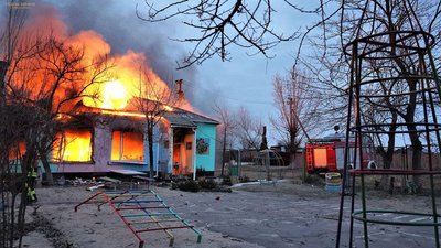У Херсоні під час гасіння пожежі в дитсадку російські військові обстріляли рятувальників У Херсоні під час гасіння пожежі в дитсадку російські військові обстріляли рятувальників