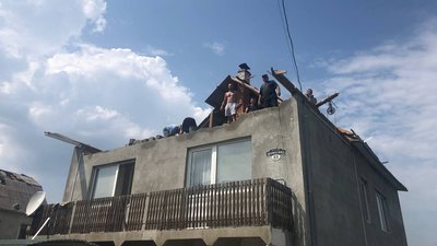 Понад 30 покрівель будинків пошкодив вітер в Берегівському районі на Закарпатті Понад 30 покрівель будинків пошкодив вітер в Берегівському районі на Закарпатті