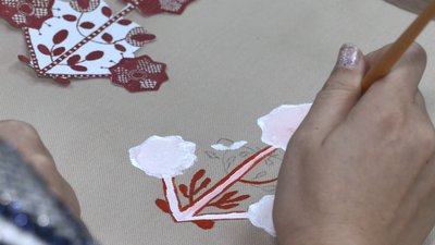 З візерунками з весільного рушника: у черкаському музеї розписували екоторбинки З візерунками з весільного рушника: у черкаському музеї розписували екоторбинки