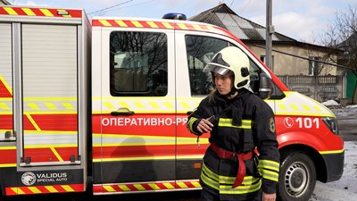 "Психологічно важко": як єдина на Чернігівщині начальниця рятувального відділення розбирає завали та рятує людей "Психологічно важко": як єдина на Чернігівщині начальниця рятувального відділення розбирає завали та рятує людей