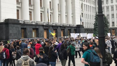 У Києві знову пікетують Офіс президента – вимагають звільнення Стерненка У Києві знову пікетують Офіс президента – вимагають звільнення Стерненка