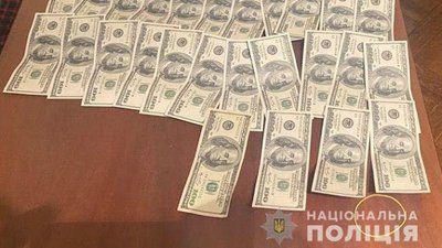 За отримання хабара у 5 тисяч доларів затримали посадовця на Сумщині