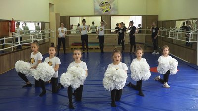 Стартував черлідинг у Шепетівці з п'яти чоловік. Наразі цим видом спорту займаються 200 дітей віком від 3,5 до 17 років Стартував черлідинг у Шепетівці з п'яти чоловік. Наразі цим видом спорту займаються 200 дітей віком від 3,5 до 17 років