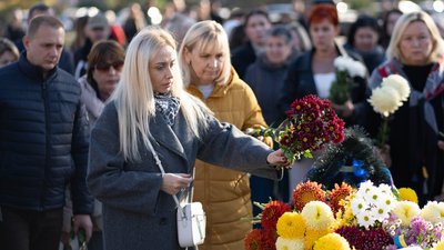 В Ужгороді попрощалися з полеглим захисником Володимиром Бондаренком В Ужгороді попрощалися з полеглим захисником Володимиром Бондаренком